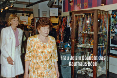 Frau Jelzin im Kaufhaus Beck